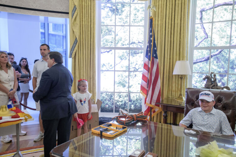 A replica Oval Office near the White House just got a Trump makeover ...
